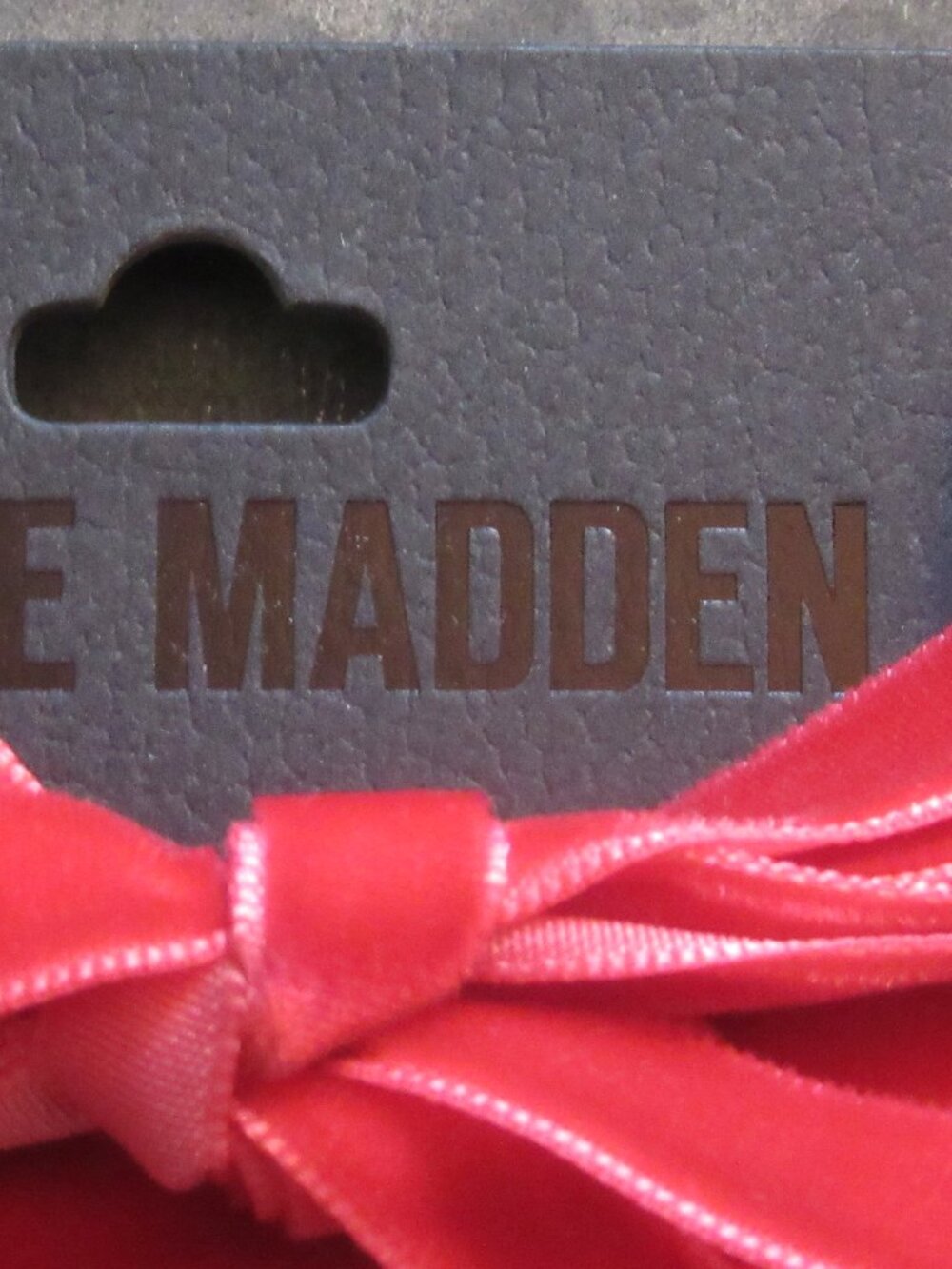NWOT Steve Madden Red Velvet Shoe Laces with 4 gold charms - Picture 6 of 7